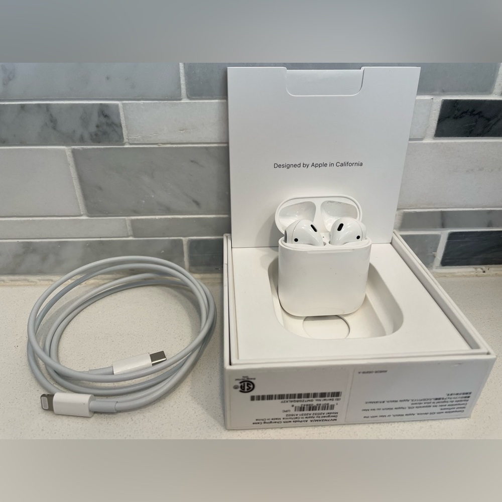 Apple AirPods with Charging Case 2nd Generation and lightning cable included
